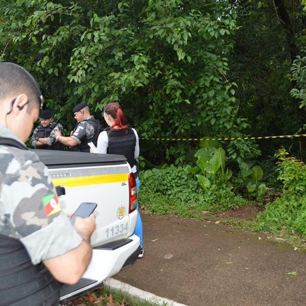Traficantes confrontam polícia e um acaba morto