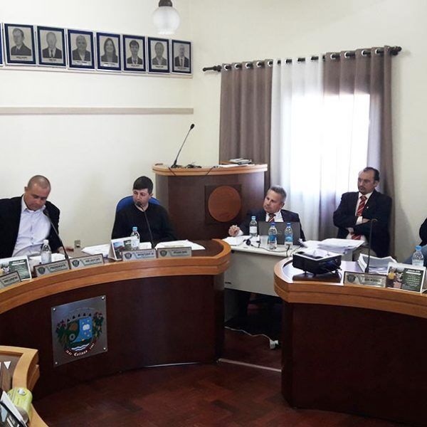 Prefeito resiste e continua no cargo