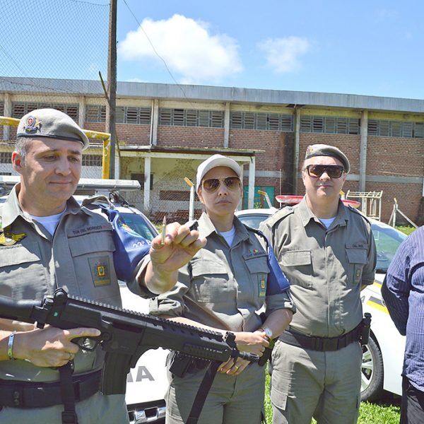 Coronel entrega armas e promete reforço no efetivo