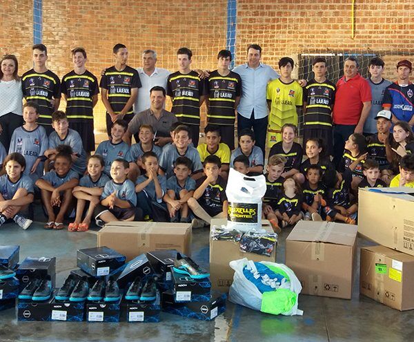 Alaf entrega materiais para crianças de projeto