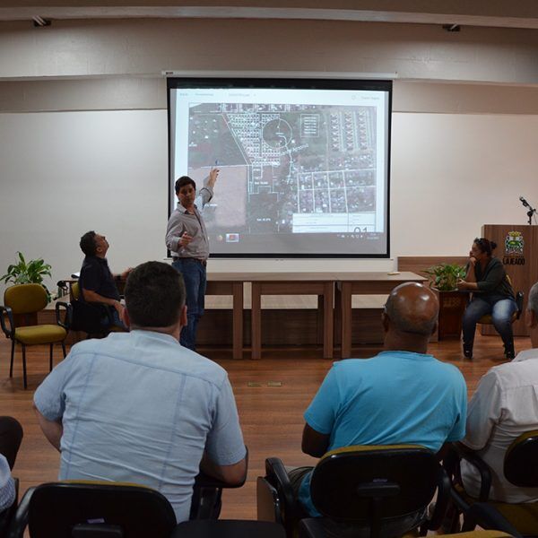 Governo confirma casas, mas pode rever galpão de triagem