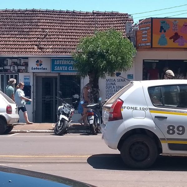 Dupla dribla sensores e rouba lotérica no centro