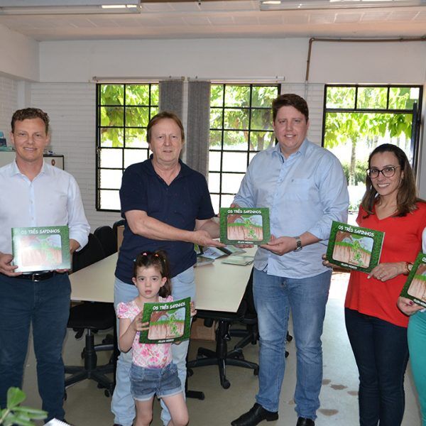 Escritor distribui livros na Educação Infantil