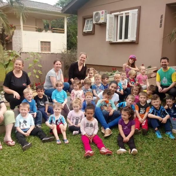 Alunos e professores da escola Doce Infância  visitam familiares