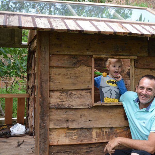 Pai presenteia filho com casinha