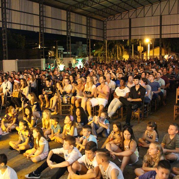 Thomas encanta com show de Natal