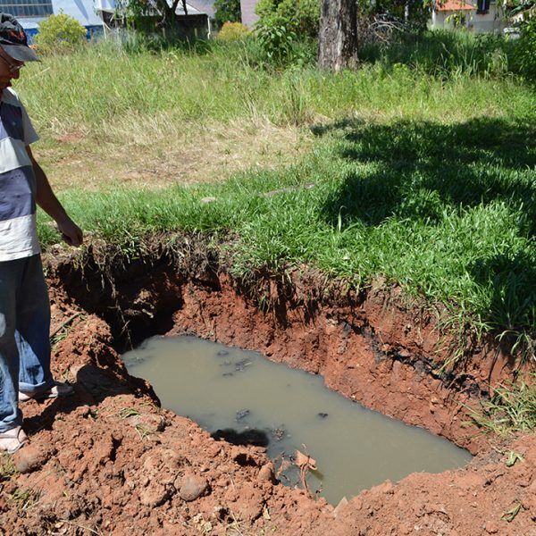 Mau cheiro, risco de queda e proliferação de doenças