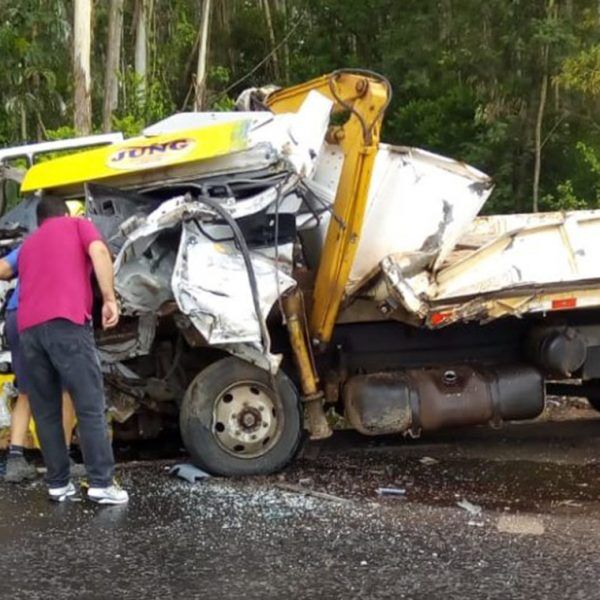 Carreta e caminhão guincho colidem e deixam duas pessoas feridas