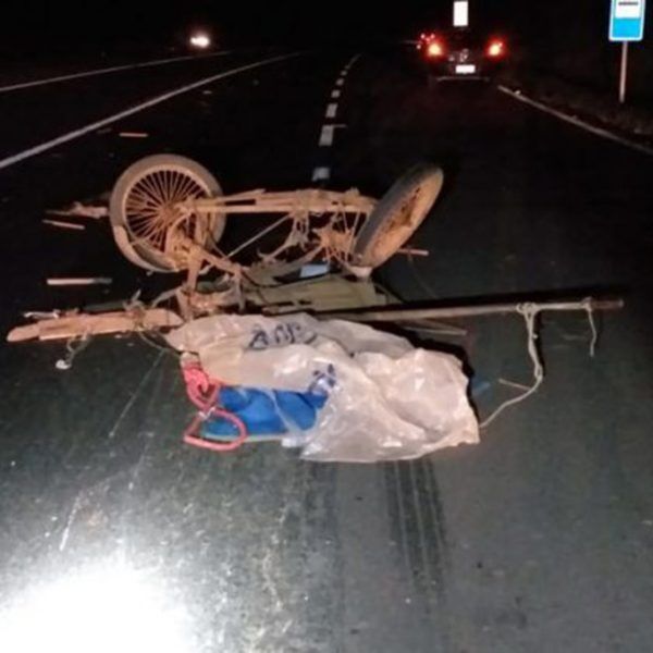 Carro bate em carroça e mata idoso