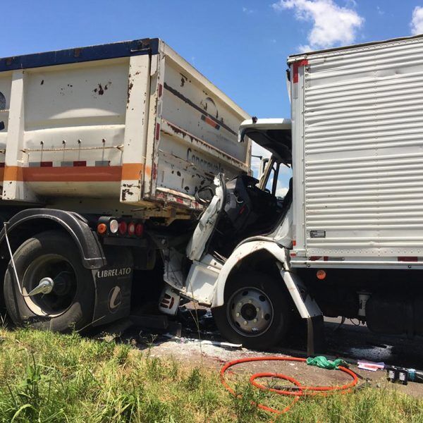 Caminhoneiro morre após bater em carreta na BR-386