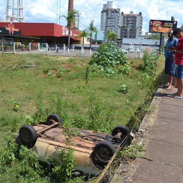 Acidente arremessa carro por 56m antes de capotar