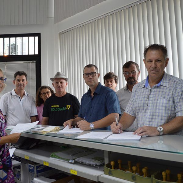 Presidente e outros  56 se desfiliam do PR