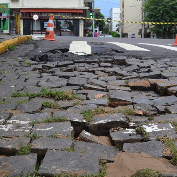 Em Lajeado, pavimento cede e traz risco à população