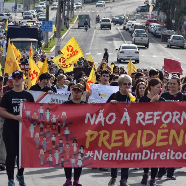Rodovia bloqueada, escolas fechadas  e tensão nas ruas