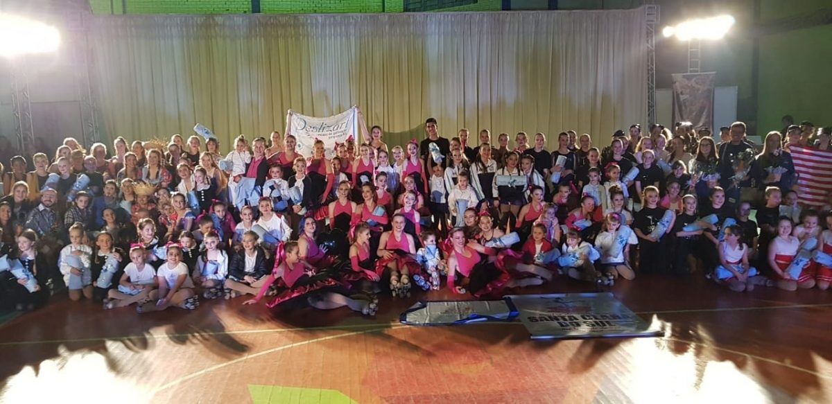 Festival une promessas e talentos consagrados da patinação artística