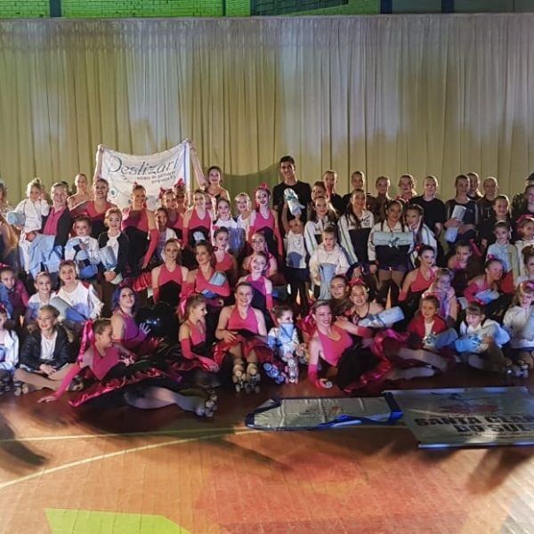 Festival une promessas e talentos consagrados da patinação artística