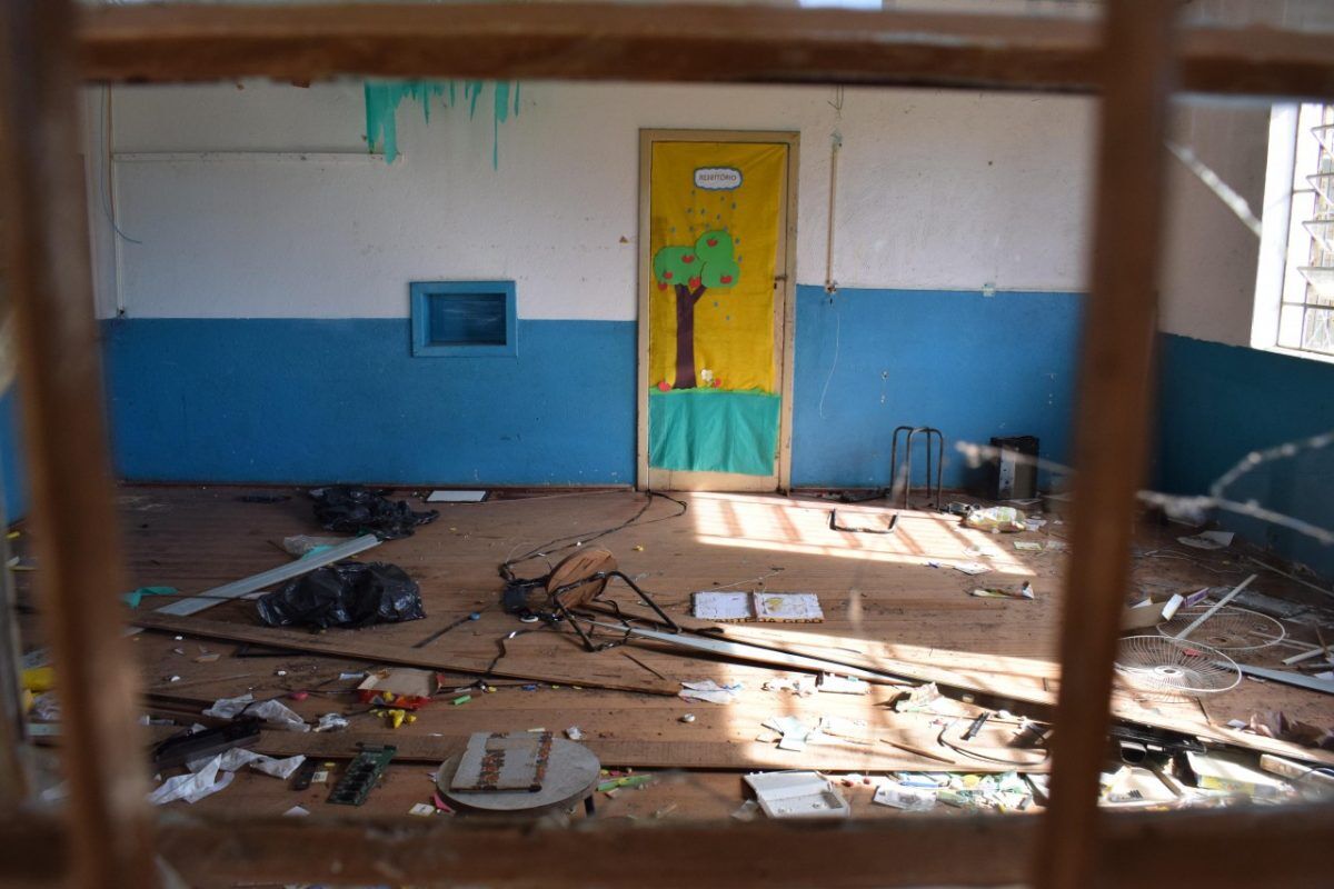 Escola fechada revela cenário  de abandono