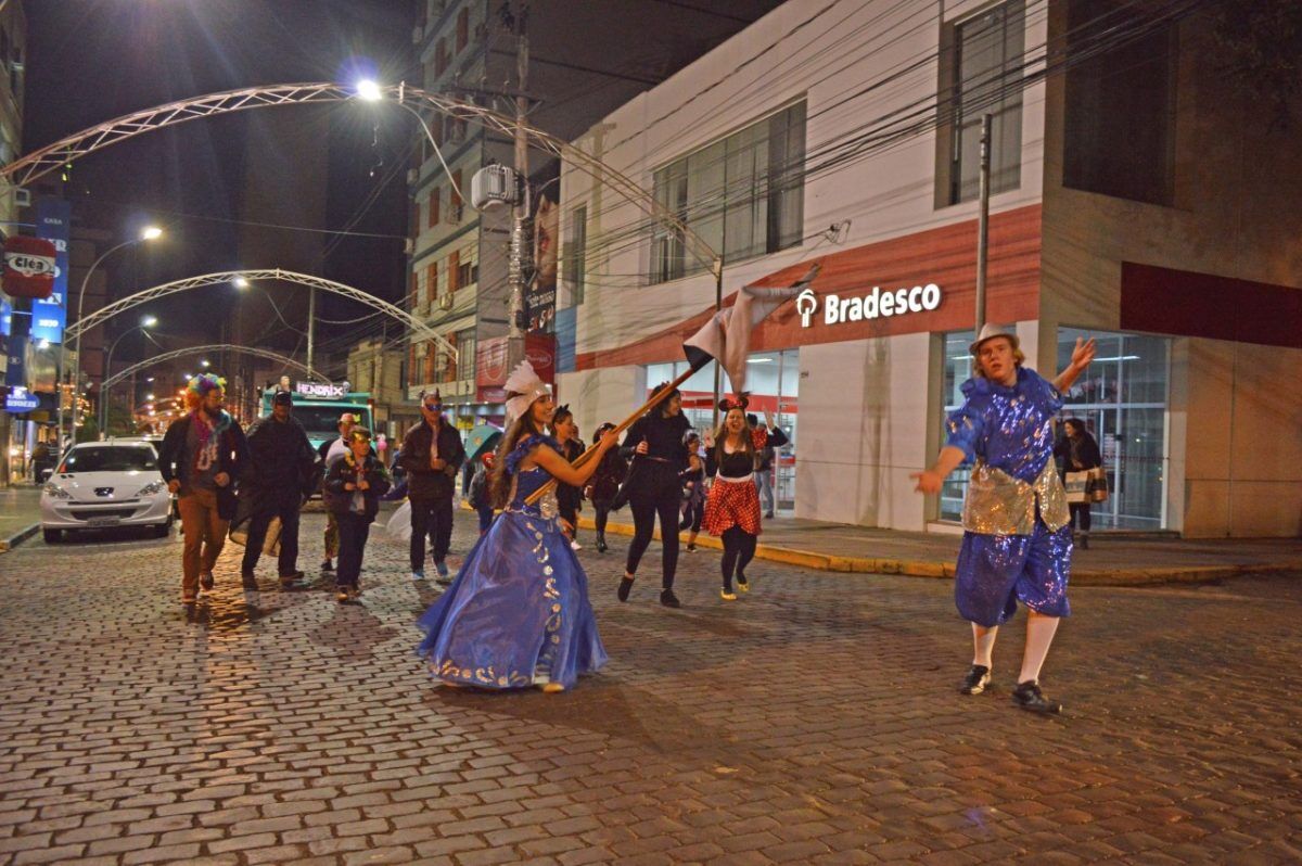 Gincaneiros do Mellinho  fazem desfile pelo centro