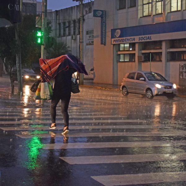 Fim de semana chuvoso antecipa volta do frio