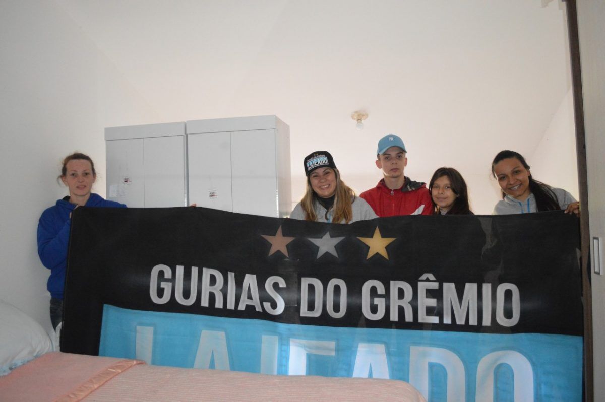 Torcedoras doam berços e roupeiros para as trigêmeas