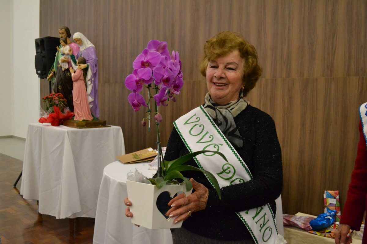 Lúcia Fischer ganha título de vovó do ano
