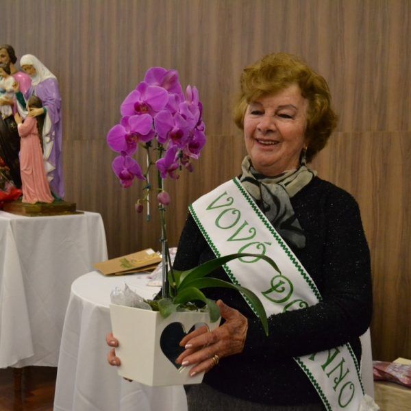 Lúcia Fischer ganha título de vovó do ano