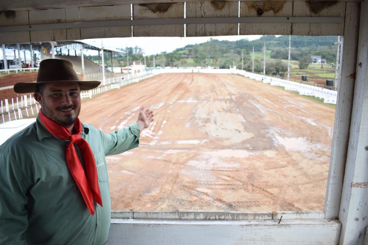 Duelo de Gigantes abre  Rodeio do Morro Santo