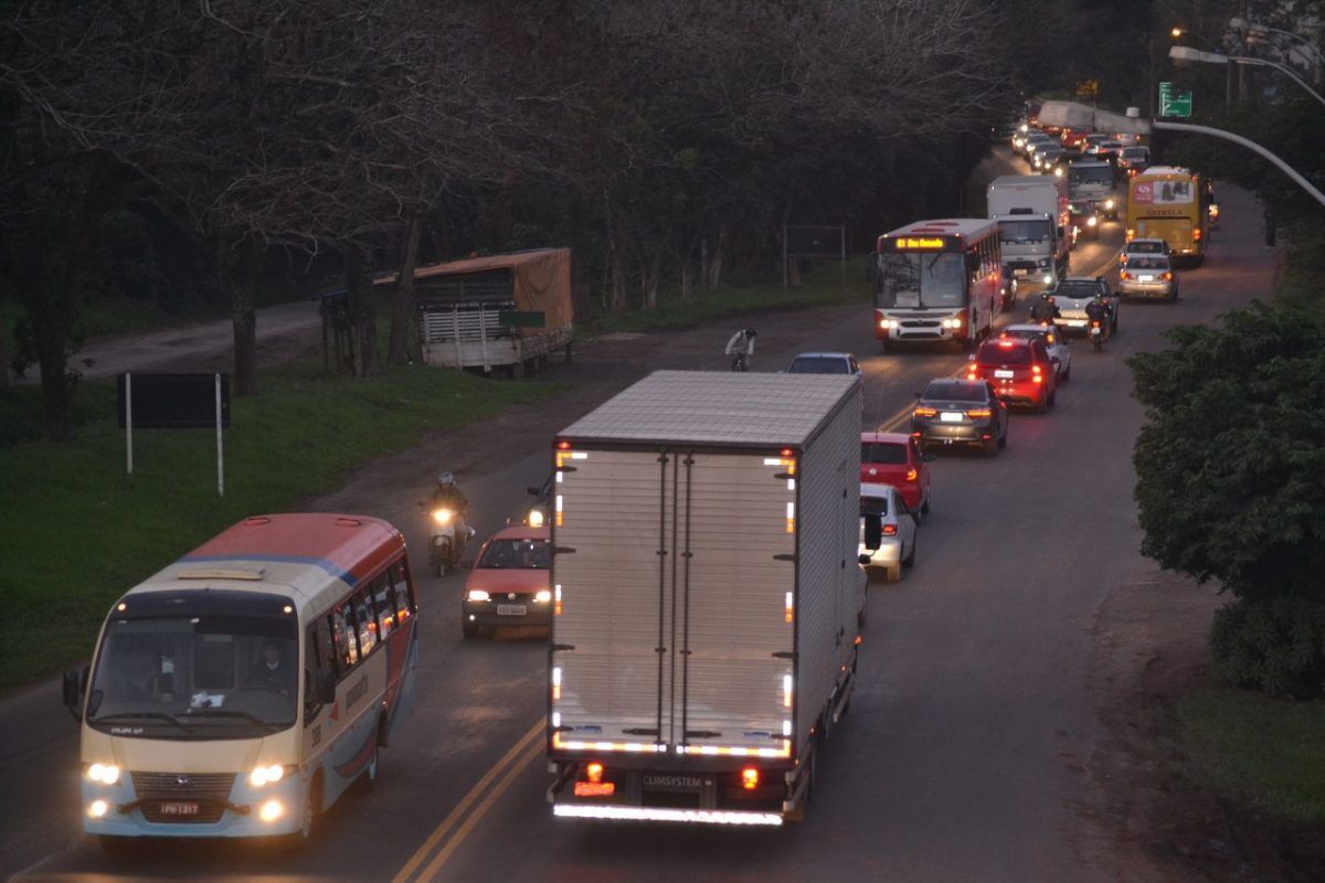 Rodovia saturada, economia estagnada