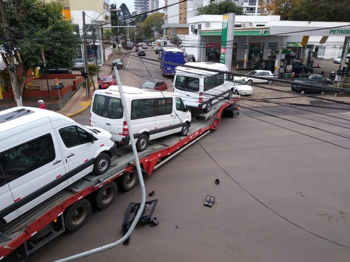 Queda de semáforo altera trânsito por no mínimo dez dias