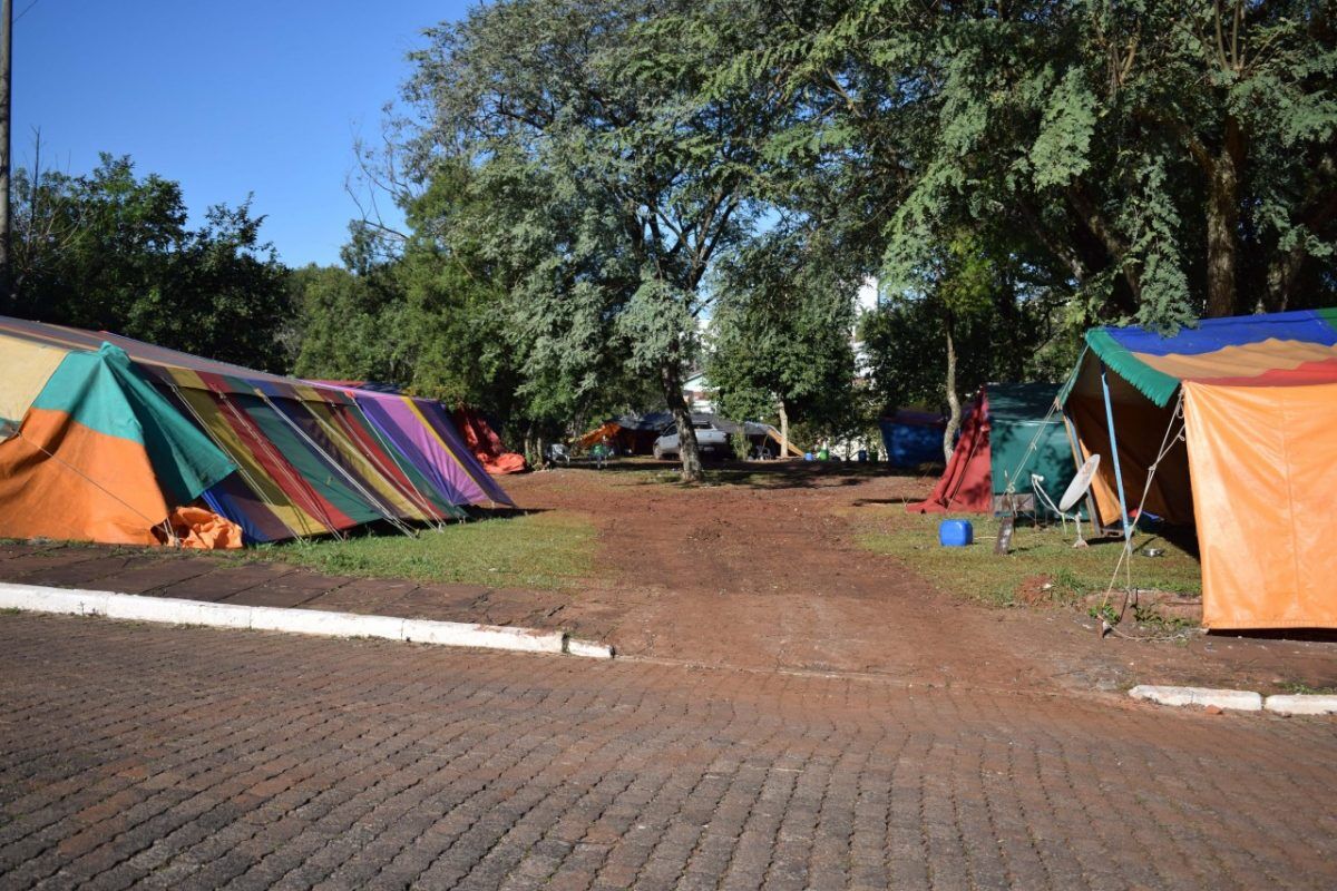Ciganos ocupam terreno público. Moradores reclamam