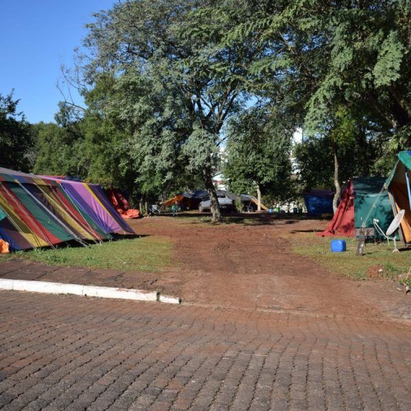 Ciganos ocupam terreno público. Moradores reclamam