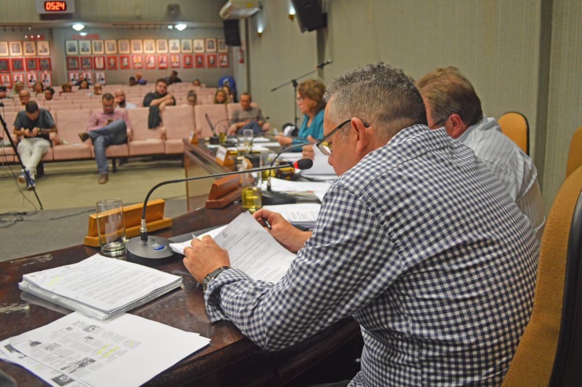 No dia da votação, governo recua e retira projeto de regulamentação