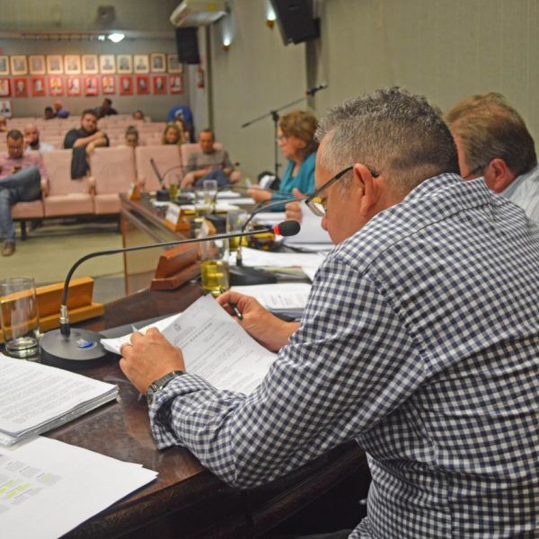 No dia da votação, governo recua e retira projeto de regulamentação