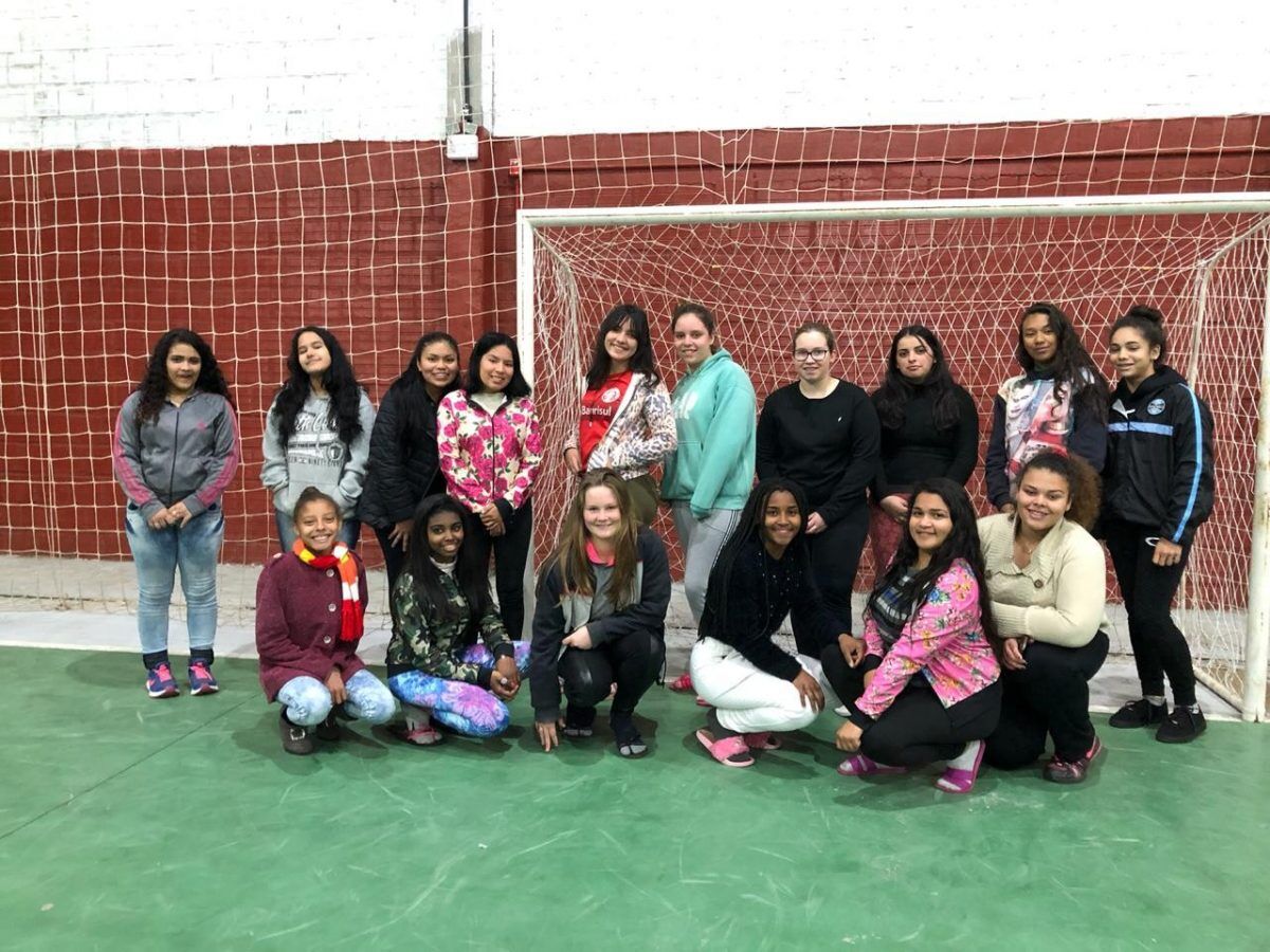 Voluntários realizam sonho de debutantes