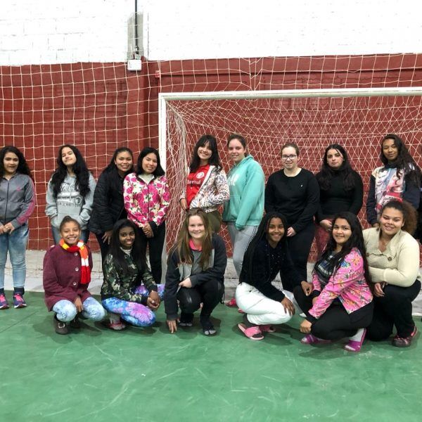 Voluntários realizam sonho de debutantes