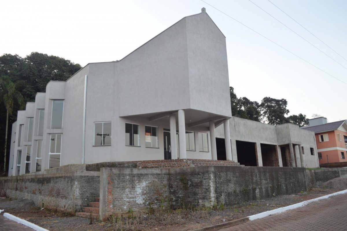 Comunidade faz bingo para finalizar igreja