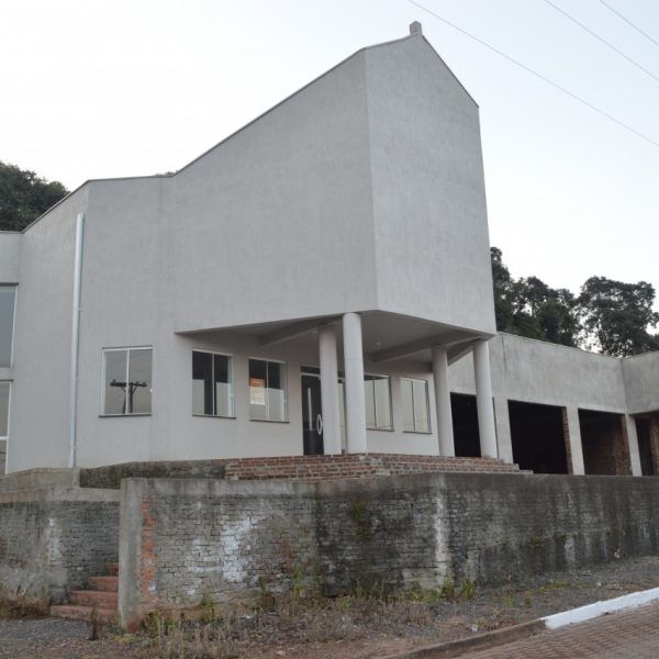 Comunidade faz bingo para finalizar igreja