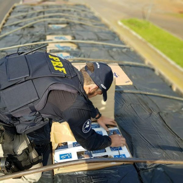PRF apreende 700 mil maços de cigarros e prende duas pessoas