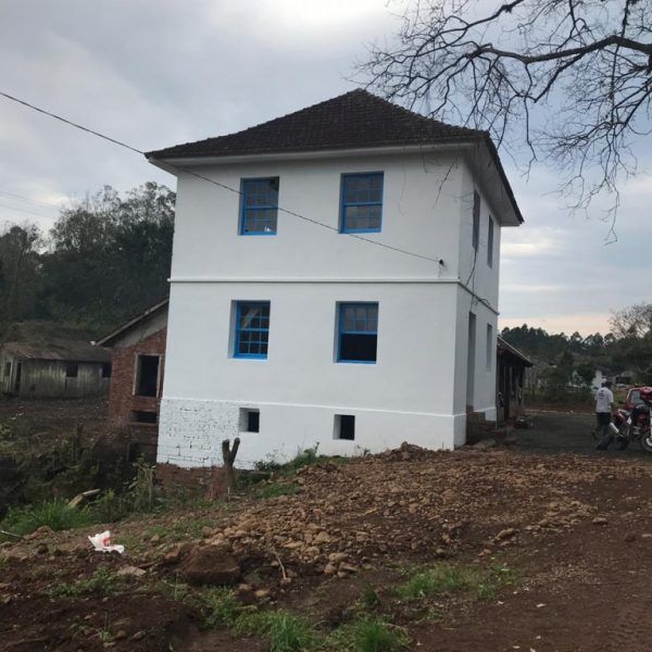Antigo moinho produz energia e vira ponto turístico