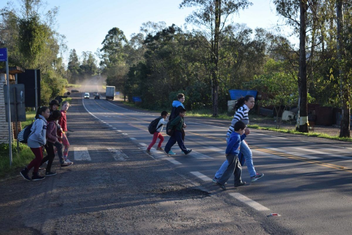 Travessia de alunos preocupa comunidade