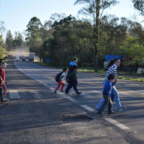 Travessia de alunos preocupa comunidade