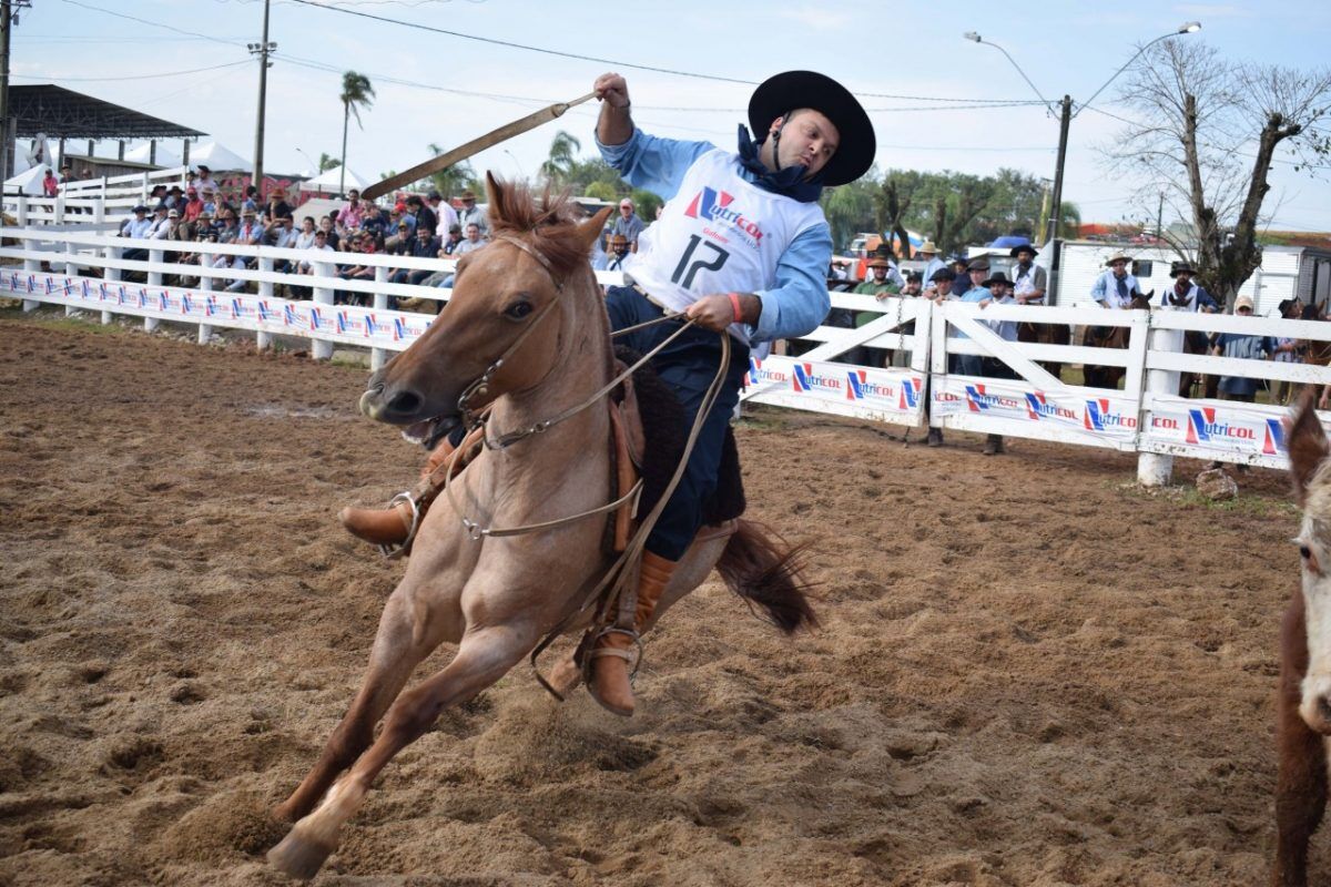 Tradição no lombo do cavalo reúne competidores de todo o estado