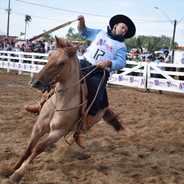 Tradição no lombo do cavalo reúne competidores de todo o estado