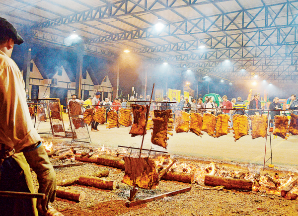 Costelão da Lívia reúne tradição e solidariedade