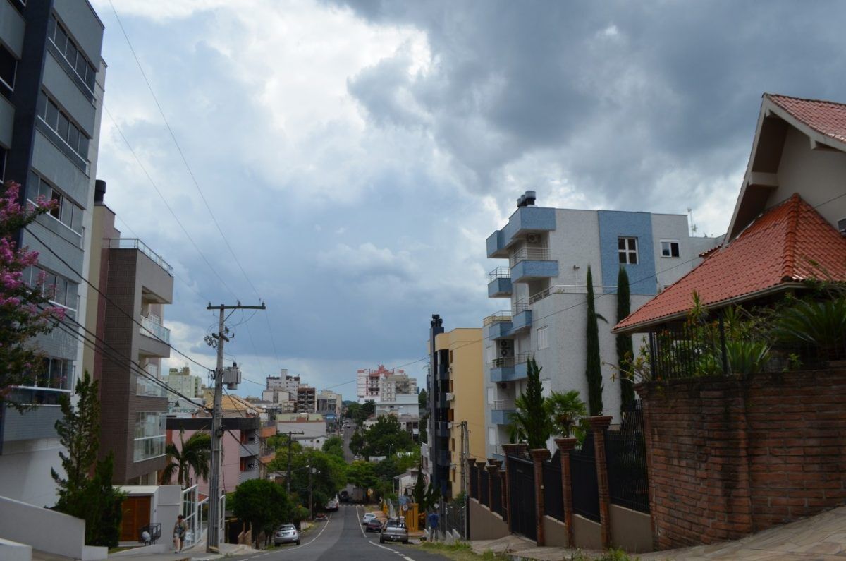 Tempo no fim de semana: calor intercala com chuva