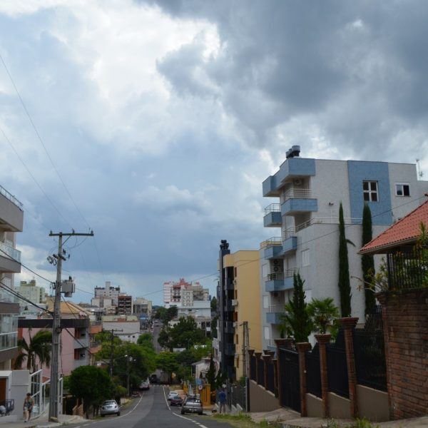 Tempo no fim de semana: calor intercala com chuva