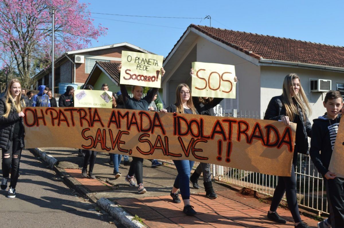 Alunos fazem protesto para salvar a Amazônia