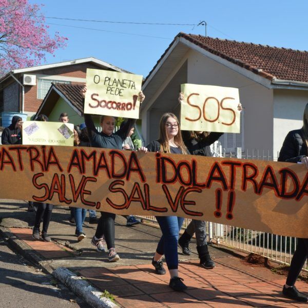 Alunos fazem protesto para salvar a Amazônia
