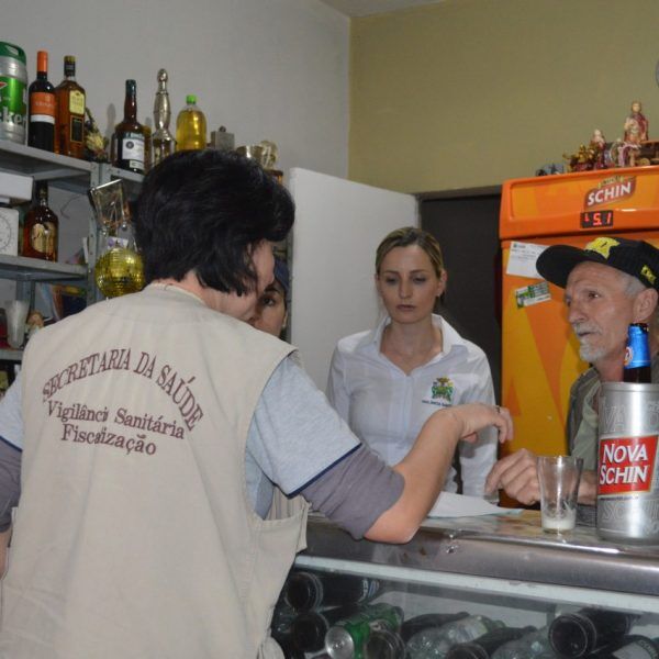 Vigilância sanitária autua bar no Centro