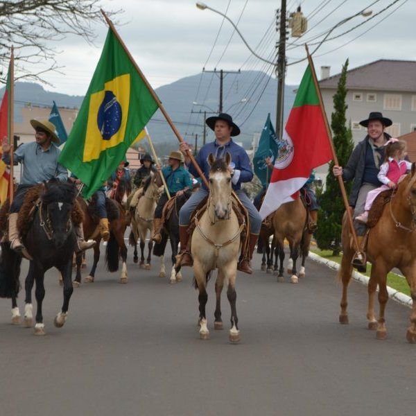 Região desfila no feriado da Revolução Farroupilha